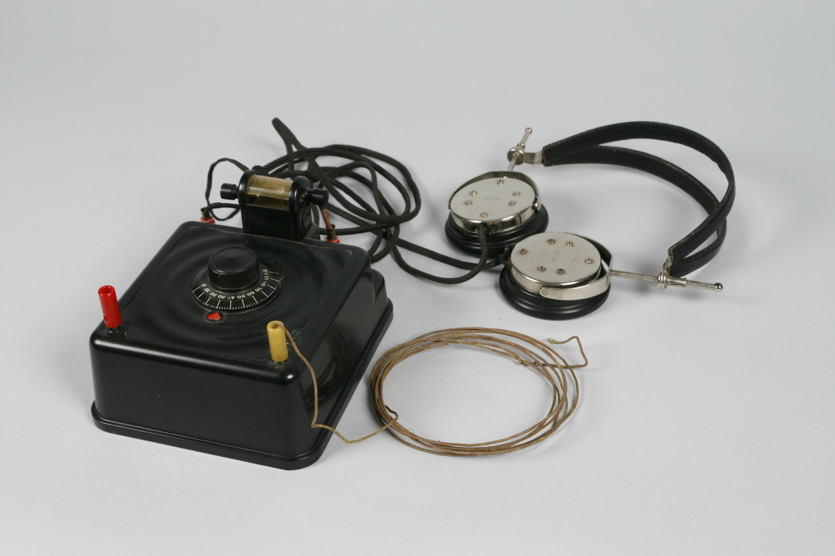 Apparat med headset. Diverse tilhørende ledninger.