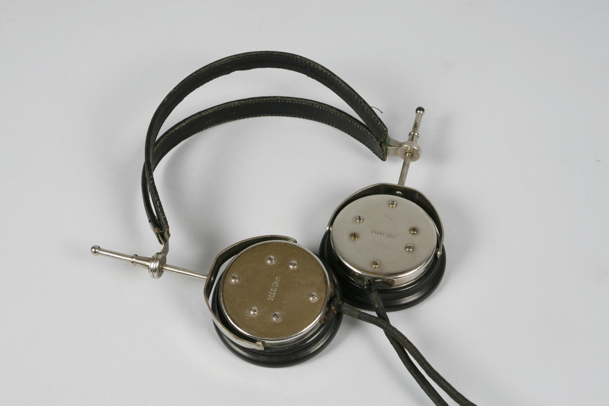 Apparat med headset. Diverse tilhørende ledninger.