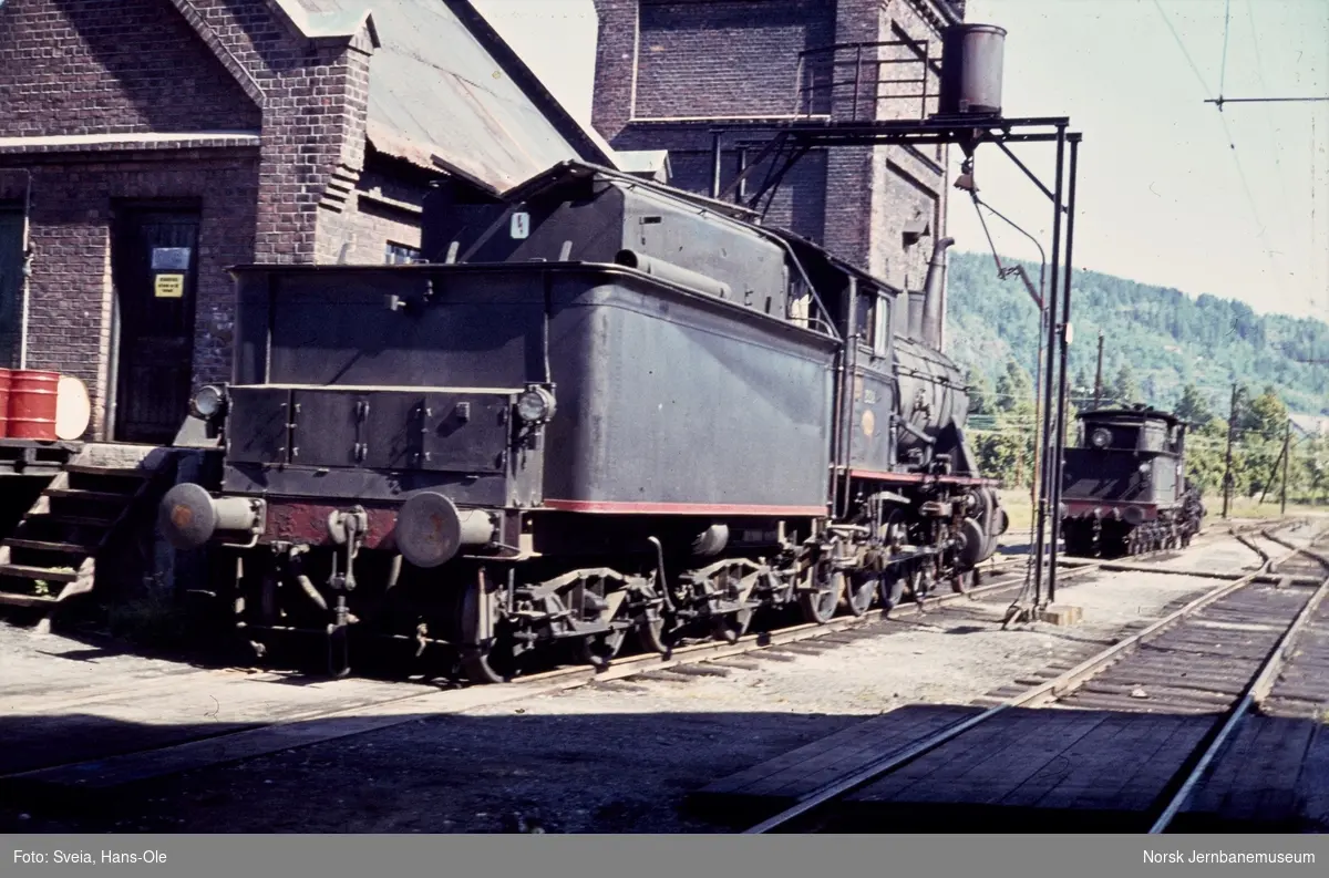 Utrangerte damplokomotiver 24b nr. 222 og 21c nr. 375 ved lokomotivstallen på Sundland