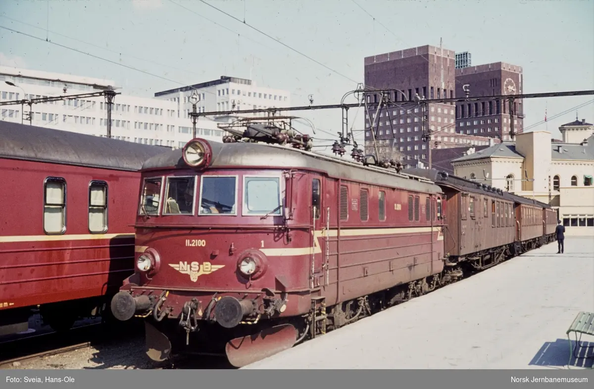 Elektrisk lokomotiv El 11 2100 med persontog til Kongsberg, tog 515, på Oslo Vestbanestasjon