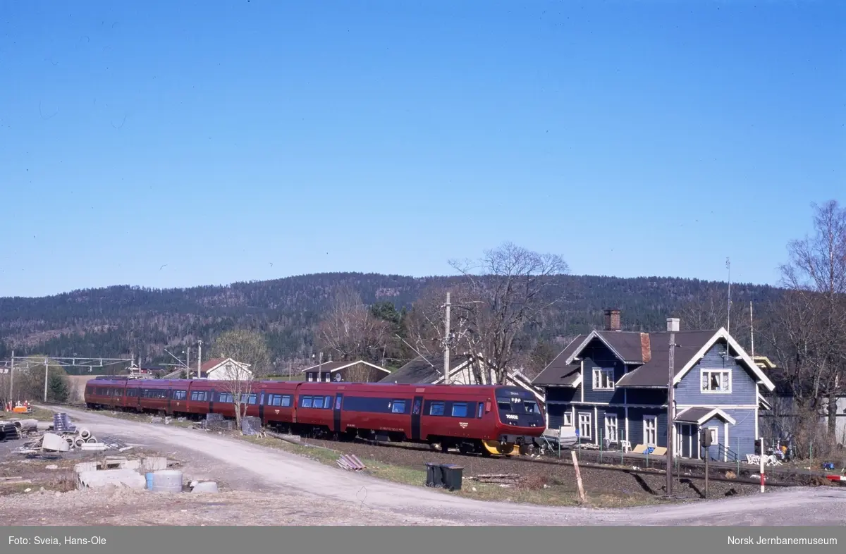 Elektrisk motorvognsett type 70, med styrevogn ABS 70602 fremst, med tog 821 på Galleberg stasjon på Vestfoldbanen