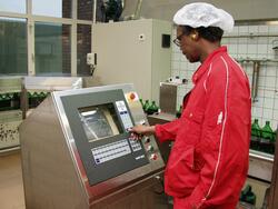 Kontrollpult for trantappeanlegg, betjent av Ali Abdullahi. 