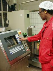 Kontrollpult for trantappeanlegg, betjent av Ali Abdullahi. 