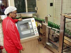 Kontrollpult for trantappeanlegg, betjent av Ali Abdullahi. 