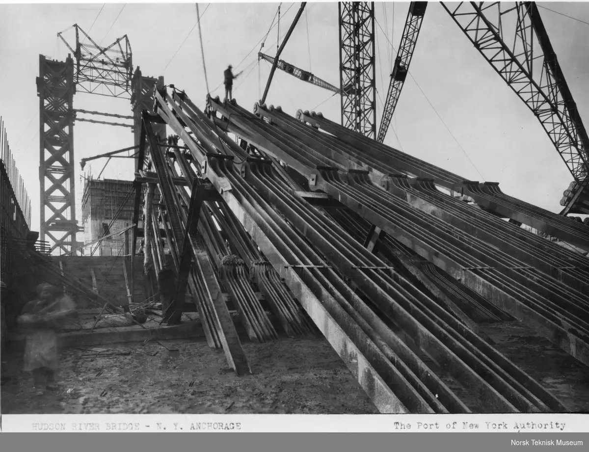 Fundament til George Washington Bridge over Hudson River mellom øvre Manhattan (West 178th Street) og Fort Lee, New Jersey i New York. Broen er tegnet av Othmar H. Ammann. Byggestart 27. september 1927 og åpnet for trafikk 25. oktober 1931. Broen hadde opprinnelig seks kjørebaner og brospennet er på 1067 meter