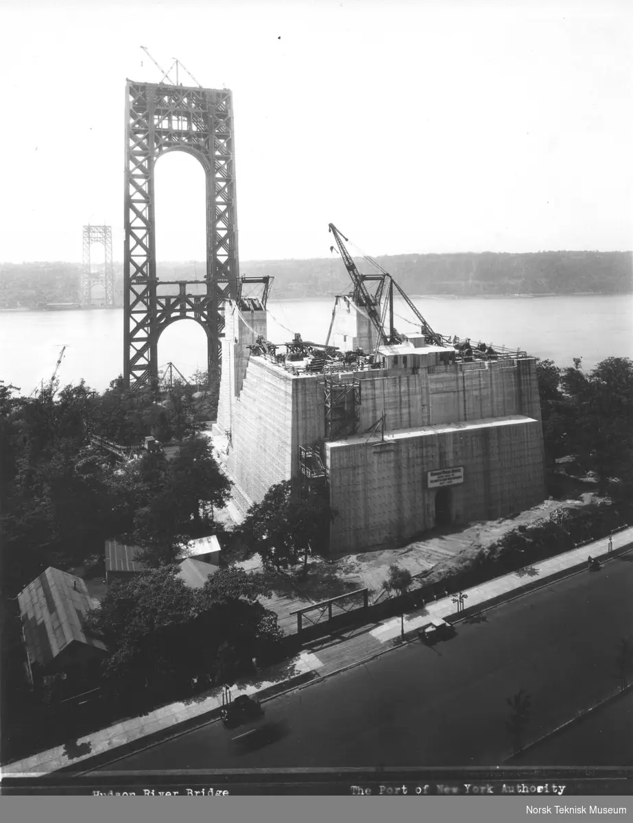 Tårn og fundament til George Washington Bridge over Hudson River mellom øvre Manhattan (West 178th Street) og Fort Lee, New Jersey i New York. Broen er tegnet av Othmar H. Ammann. Byggestart 27. september 1927 og åpnet for trafikk 25. oktober 1931. Broen hadde opprinnelig seks kjørebaner og brospennet er på 1067 meter