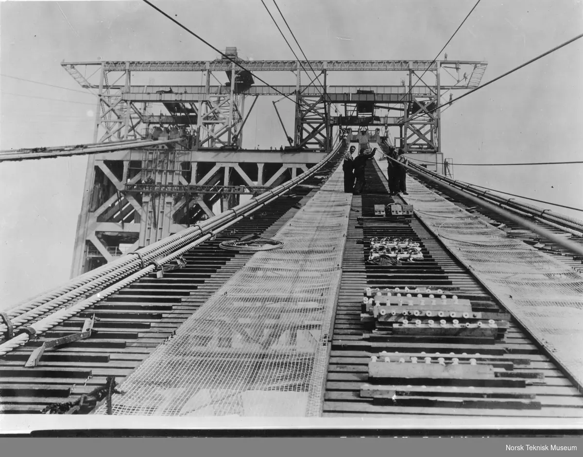 Bygging av George Washington Bridge over Hudson River mellom øvre Manhattan (West 178th Street) og Fort Lee, New Jersey i New York. Broen er tegnet av Othmar H. Ammann. Byggestart 27. september 1927 og åpnet for trafikk 25. oktober 1931. Broen hadde opprinnelig seks kjørebaner og brospennet er på 1067 meter