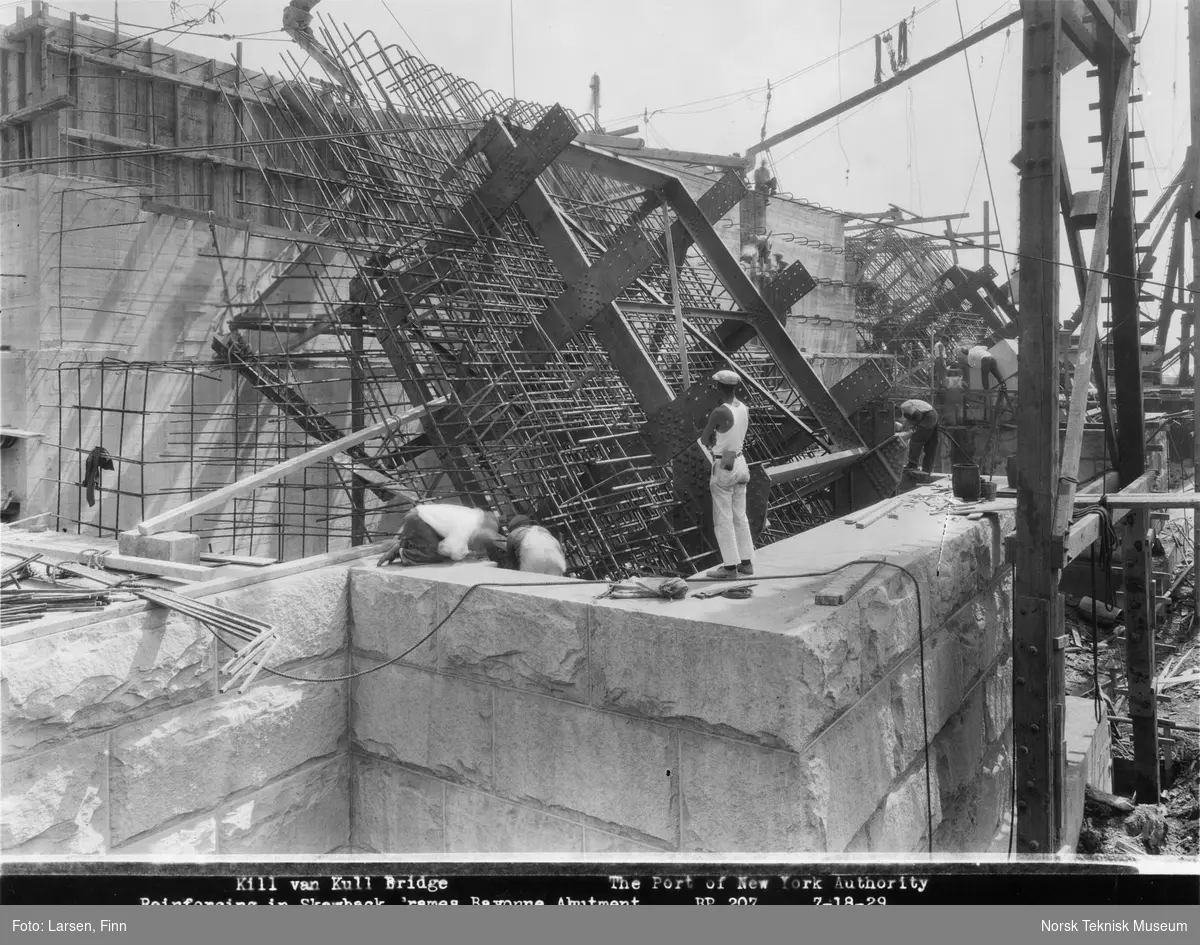 Brofeste til Bayonne bridge som går fra Bayonne, New Jersey og Port Richmand, New York designet av Othmar H. Ammann. Broen er også kalt Kill van Kull Bridge. Bygget på slutten av 1920-talleg og åpnet 14. november 1931