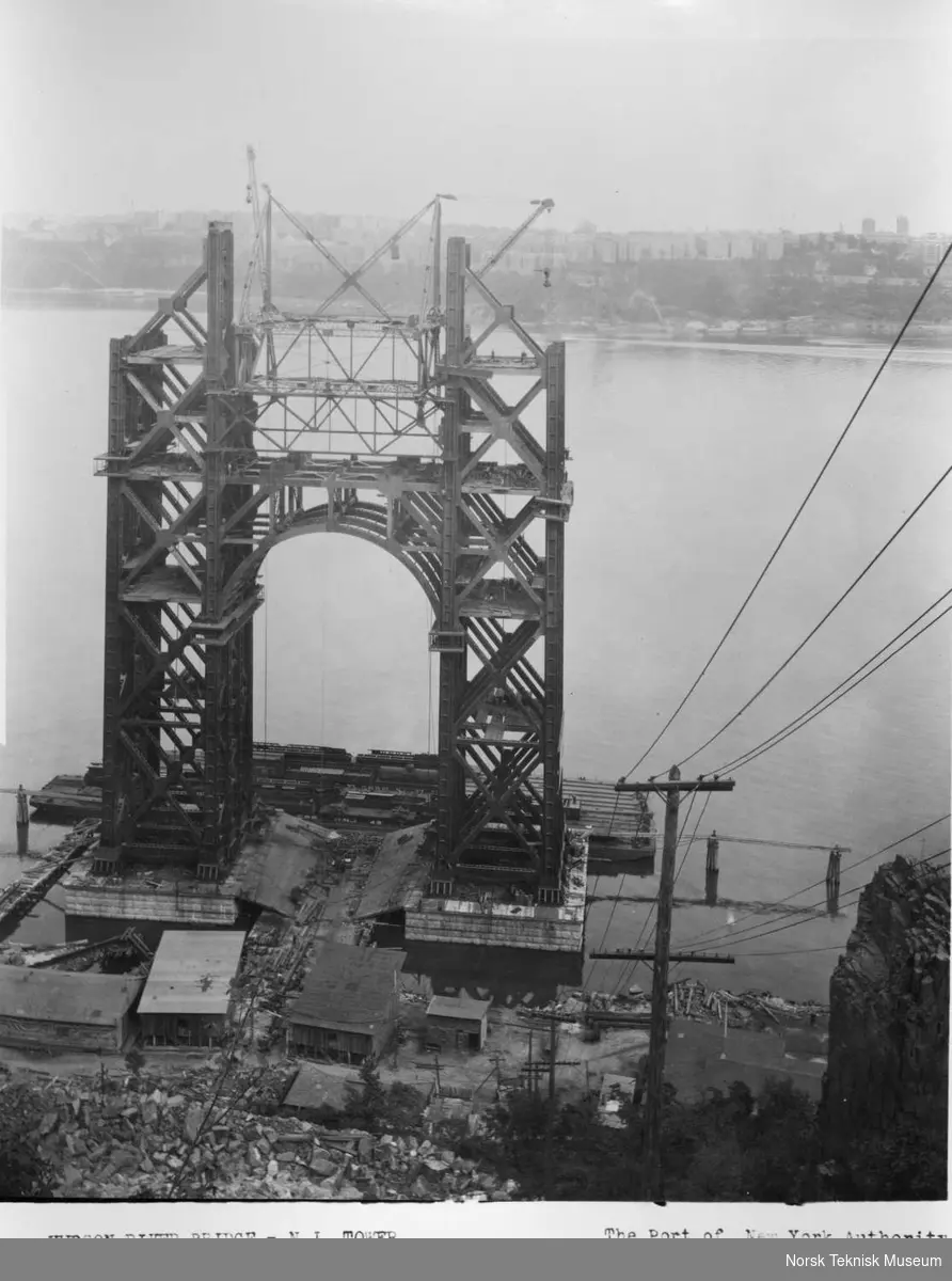 Brotårnet til George Washington Bridge over Hudson River mellom øvre Manhattan (West 178th Street) og Fort Lee, New Jersey i New York. Broen er tegnet av Othmar H. Ammann. Byggestart 27. september 1927 og åpnet for trafikk 25. oktober 1931. Broen hadde opprinnelig seks kjørebaner og brospennet er på 1067 meter