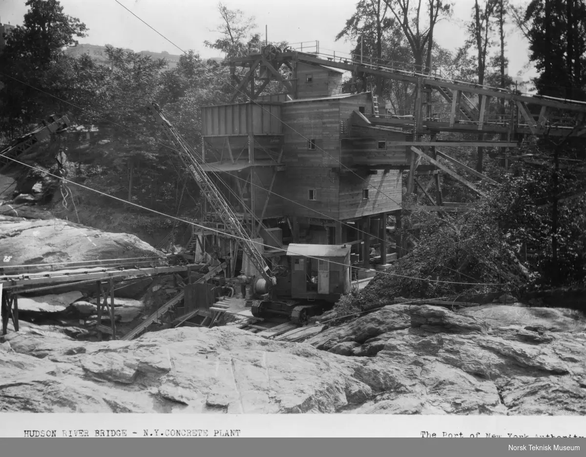 Betongfabrikk som leverte betong ved byggingen av George Washington Bridge over Hudson River mellom øvre Manhattan (West 178th Street) og Fort Lee, New Jersey i New York. Broen er tegnet av Othmar H. Ammann. Byggestart 27. september 1927 og åpnet for trafikk 25. oktober 1931. Broen hadde opprinnelig seks kjørebaner og brospennet er på 1067 meter