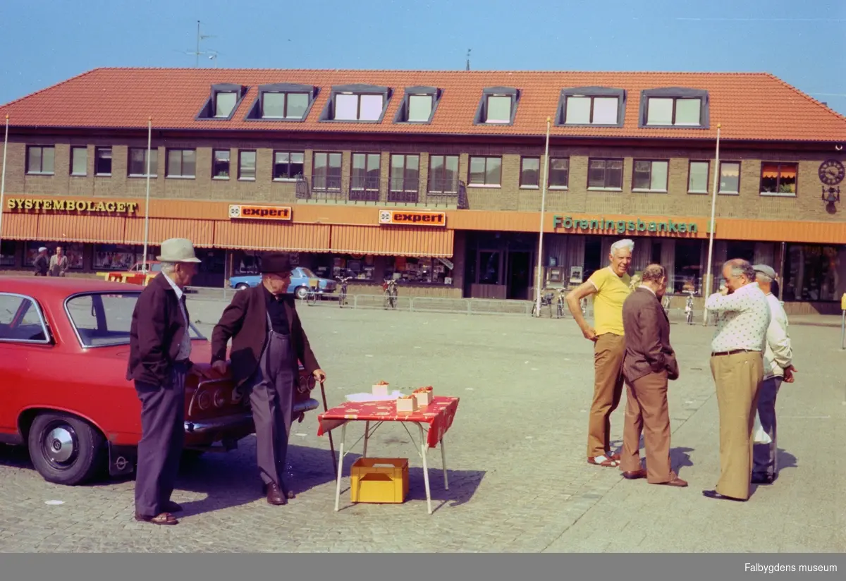 Stora torget mot nya Föreningsbankens hus, 1970-tal. Jordgubbar utbjudes.