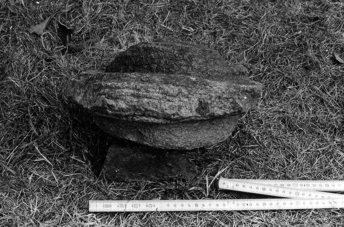 Harplinge sn, Harplinge. Valkesten på hembygdsgården i Harplinge. Enl. äldre muntlig uppgift använd som form vid valkning av filthattar. Naturligt vittrad gråsten. Diameter 28 cm, höjd 14 cm.