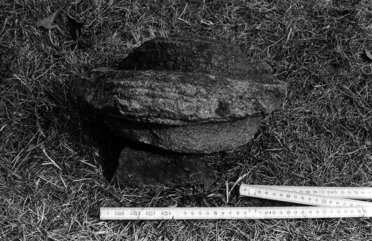 Harplinge sn, Harplinge. Valkesten på hembygdsgården i Harplinge. Enl. äldre muntlig uppgift använd som form vid valkning av filthattar. Naturligt vittrad gråsten. Diameter 28 cm, höjd 14 cm.