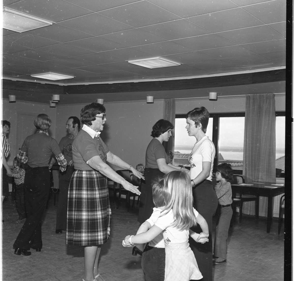 Unga och gamla dansar folkdans i Trapp-salen i Gränna Medborgargård