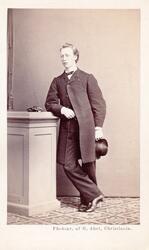 Anton Larsen-Naur med hatt i hånden.