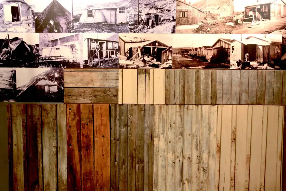 Brakkevegg i utstillingen, bilder av telt, brakker og gammer