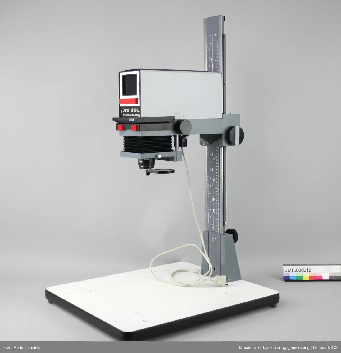 Forstørrelsesapparatet er en optisk anretning som brukes i mørkerommet for forstørrelse og kopiering av negativ eller positiv film på fotopapir. Apparatet består av en lyskilde,  en negativholder, et objektiv og et grunnbrett som apparatet er montert på.