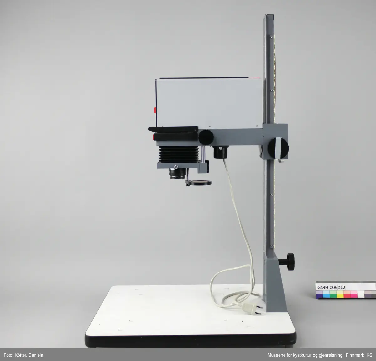Forstørrelsesapparatet er en optisk anretning som brukes i mørkerommet for forstørrelse og kopiering av negativ eller positiv film på fotopapir. Apparatet består av en lyskilde,  en negativholder, et objektiv og et grunnbrett som apparatet er montert på.