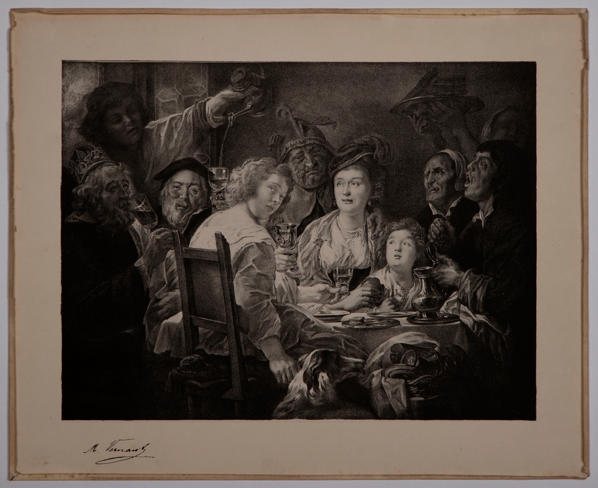 Mennesker av ulik alder samlet rundt et bord, dekket med duk og fat. Flere holder i et glass med drikke og det skjenkes fra kanner. I forgrunnen er det fremstilt en hund.