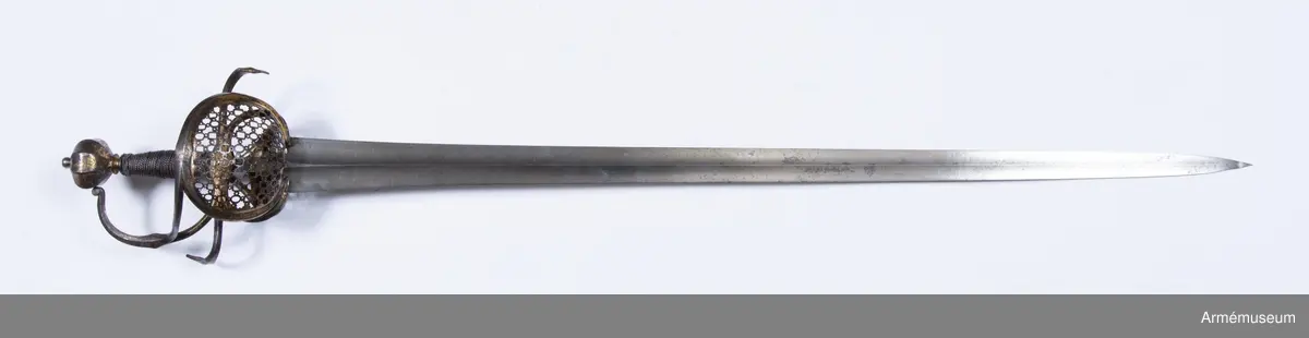 Klingan är tveeggad med höga ryggar. Upptill är den ganska bred, men smalnar av rätt kraftigt mot spetsen. På bägge sidor är den upptill prydd med etsade  ornament samt på yttre sidan med en bild av Bernhard av Weimar inom medaljongram. Högre upp på samma sida finns inskriften "ME FECIT SOLINGEN 1652" inom rektangulär ram. På innersidan finns, utom ornamenten, Gustaf II Adolfs porträtt inom samma sorts ram som porträttet på yttersidan samt längre upp inskriften "...HENS  TESCH WIERSBERG" inom rektangulär ram. De tre första bokstäverna är utslipade. Omskrifterna kring bägge porträtten är till stor  del oläsliga. Klingan är daterad till 1652. 

Fästet är av förgyllt järn och från 1620-30. Knappen är åttkantig med svagt försänkta kanter och har närmast formen av ett uppifrån något tilltryckt klot. Nitknappen är hög, men av senare datum än resten av fästet. Halsen har upp och nedtill en skivliknande förstärkning. 
Kaveln är spolformig. Upp- och nedtill har den en omkring 6 mm bred krans av överspunnen järntråd, men i övrigt är den lindad med tre järntrådar av vilka en är grov och två är fina. Alla är hopsnodda av två parter. Den grova och en av de smala är snodda åt samma håll, men den andra smala åt det motsatta. Kaveln är av senare tillverkningsdatum än resten av fästet. Parerstången har fyrkantigt tvärsnitt, är vertikalt S-formigt och vidgas vid ändarna. Den främre änden är starkt svängd inåt, den bakre utåt.
Handbygeln har också fyrkantigt tvärsnitt  och en kant går som rygg på respektive ytter- och innersidan. På mitten är handbygeln rätt starkt utvidgad. Dess övre ände är utbildad till en sorts uppåtvänd knapp och vidrör, men är ej fäst vid fästets knapp. 
Från korset går både fram och bak en rätt stor fingerhake nedåt. Från fingerhakarnas ändar utgår på yttersidan en stor parerbygel som är ställd snett uppåt, så att dess övre kant står högre än korset. På innersidan är denna bygel flat, men på yttersidan har den en rygg och på mitten är den utvidgad.
Parerbygeln är  utfylld med en vacker, närmast nätaktigt genombruten kupig parerplåt. Från bygelns övre kant utgår litet framför mitten en på inre sidan flat, men på yttre sidan med rygg försedd spång, som går till handbygeln, vilken den träffar på mitten. Också på innersidan av fästet finns en med genombruten parerplåt utfylld bygel, vilken dock är mindre än den på yttersidan och vars övre kant står åtskilligt lägre än korset. 
Från överkanten utgår en bit på vardera sidan om mitten en spång, vilkas spänger uppåt förenar sig till en tumbygel, vilken går i båge till korset. Klingan, som saknar ansats, har inte urspungligen hört samman med fästet. Fästet är minst 20 år äldre än klingan.