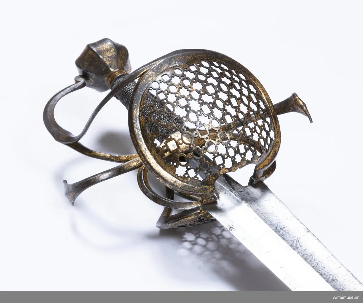Klingan är tveeggad med höga ryggar. Upptill är den ganska bred, men smalnar av rätt kraftigt mot spetsen. På bägge sidor är den upptill prydd med etsade  ornament samt på yttre sidan med en bild av Bernhard av Weimar inom medaljongram. Högre upp på samma sida finns inskriften "ME FECIT SOLINGEN 1652" inom rektangulär ram. På innersidan finns, utom ornamenten, Gustaf II Adolfs porträtt inom samma sorts ram som porträttet på yttersidan samt längre upp inskriften "...HENS  TESCH WIERSBERG" inom rektangulär ram. De tre första bokstäverna är utslipade. Omskrifterna kring bägge porträtten är till stor  del oläsliga. Klingan är daterad till 1652. 

Fästet är av förgyllt järn och från 1620-30. Knappen är åttkantig med svagt försänkta kanter och har närmast formen av ett uppifrån något tilltryckt klot. Nitknappen är hög, men av senare datum än resten av fästet. Halsen har upp och nedtill en skivliknande förstärkning. 
Kaveln är spolformig. Upp- och nedtill har den en omkring 6 mm bred krans av överspunnen järntråd, men i övrigt är den lindad med tre järntrådar av vilka en är grov och två är fina. Alla är hopsnodda av två parter. Den grova och en av de smala är snodda åt samma håll, men den andra smala åt det motsatta. Kaveln är av senare tillverkningsdatum än resten av fästet. Parerstången har fyrkantigt tvärsnitt, är vertikalt S-formigt och vidgas vid ändarna. Den främre änden är starkt svängd inåt, den bakre utåt.
Handbygeln har också fyrkantigt tvärsnitt  och en kant går som rygg på respektive ytter- och innersidan. På mitten är handbygeln rätt starkt utvidgad. Dess övre ände är utbildad till en sorts uppåtvänd knapp och vidrör, men är ej fäst vid fästets knapp. 
Från korset går både fram och bak en rätt stor fingerhake nedåt. Från fingerhakarnas ändar utgår på yttersidan en stor parerbygel som är ställd snett uppåt, så att dess övre kant står högre än korset. På innersidan är denna bygel flat, men på yttersidan har den en rygg och på mitten är den utvidgad.
Parerbygeln är  utfylld med en vacker, närmast nätaktigt genombruten kupig parerplåt. Från bygelns övre kant utgår litet framför mitten en på inre sidan flat, men på yttre sidan med rygg försedd spång, som går till handbygeln, vilken den träffar på mitten. Också på innersidan av fästet finns en med genombruten parerplåt utfylld bygel, vilken dock är mindre än den på yttersidan och vars övre kant står åtskilligt lägre än korset. 
Från överkanten utgår en bit på vardera sidan om mitten en spång, vilkas spänger uppåt förenar sig till en tumbygel, vilken går i båge till korset. Klingan, som saknar ansats, har inte urspungligen hört samman med fästet. Fästet är minst 20 år äldre än klingan.