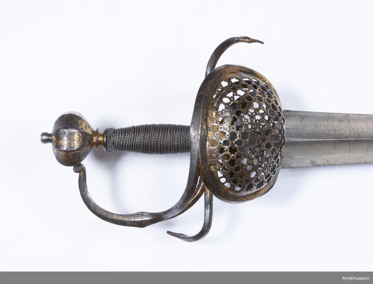 Klingan är tveeggad med höga ryggar. Upptill är den ganska bred, men smalnar av rätt kraftigt mot spetsen. På bägge sidor är den upptill prydd med etsade  ornament samt på yttre sidan med en bild av Bernhard av Weimar inom medaljongram. Högre upp på samma sida finns inskriften "ME FECIT SOLINGEN 1652" inom rektangulär ram. På innersidan finns, utom ornamenten, Gustaf II Adolfs porträtt inom samma sorts ram som porträttet på yttersidan samt längre upp inskriften "...HENS  TESCH WIERSBERG" inom rektangulär ram. De tre första bokstäverna är utslipade. Omskrifterna kring bägge porträtten är till stor  del oläsliga. Klingan är daterad till 1652. 

Fästet är av förgyllt järn och från 1620-30. Knappen är åttkantig med svagt försänkta kanter och har närmast formen av ett uppifrån något tilltryckt klot. Nitknappen är hög, men av senare datum än resten av fästet. Halsen har upp och nedtill en skivliknande förstärkning. 
Kaveln är spolformig. Upp- och nedtill har den en omkring 6 mm bred krans av överspunnen järntråd, men i övrigt är den lindad med tre järntrådar av vilka en är grov och två är fina. Alla är hopsnodda av två parter. Den grova och en av de smala är snodda åt samma håll, men den andra smala åt det motsatta. Kaveln är av senare tillverkningsdatum än resten av fästet. Parerstången har fyrkantigt tvärsnitt, är vertikalt S-formigt och vidgas vid ändarna. Den främre änden är starkt svängd inåt, den bakre utåt.
Handbygeln har också fyrkantigt tvärsnitt  och en kant går som rygg på respektive ytter- och innersidan. På mitten är handbygeln rätt starkt utvidgad. Dess övre ände är utbildad till en sorts uppåtvänd knapp och vidrör, men är ej fäst vid fästets knapp. 
Från korset går både fram och bak en rätt stor fingerhake nedåt. Från fingerhakarnas ändar utgår på yttersidan en stor parerbygel som är ställd snett uppåt, så att dess övre kant står högre än korset. På innersidan är denna bygel flat, men på yttersidan har den en rygg och på mitten är den utvidgad.
Parerbygeln är  utfylld med en vacker, närmast nätaktigt genombruten kupig parerplåt. Från bygelns övre kant utgår litet framför mitten en på inre sidan flat, men på yttre sidan med rygg försedd spång, som går till handbygeln, vilken den träffar på mitten. Också på innersidan av fästet finns en med genombruten parerplåt utfylld bygel, vilken dock är mindre än den på yttersidan och vars övre kant står åtskilligt lägre än korset. 
Från överkanten utgår en bit på vardera sidan om mitten en spång, vilkas spänger uppåt förenar sig till en tumbygel, vilken går i båge till korset. Klingan, som saknar ansats, har inte urspungligen hört samman med fästet. Fästet är minst 20 år äldre än klingan.