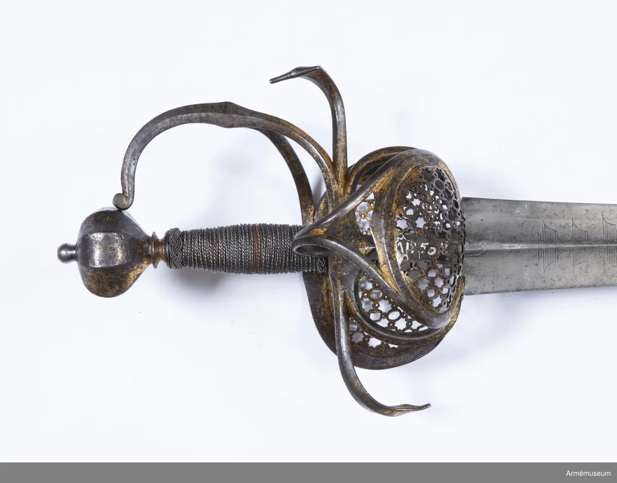 Klingan är tveeggad med höga ryggar. Upptill är den ganska bred, men smalnar av rätt kraftigt mot spetsen. På bägge sidor är den upptill prydd med etsade  ornament samt på yttre sidan med en bild av Bernhard av Weimar inom medaljongram. Högre upp på samma sida finns inskriften "ME FECIT SOLINGEN 1652" inom rektangulär ram. På innersidan finns, utom ornamenten, Gustaf II Adolfs porträtt inom samma sorts ram som porträttet på yttersidan samt längre upp inskriften "...HENS  TESCH WIERSBERG" inom rektangulär ram. De tre första bokstäverna är utslipade. Omskrifterna kring bägge porträtten är till stor  del oläsliga. Klingan är daterad till 1652. 

Fästet är av förgyllt järn och från 1620-30. Knappen är åttkantig med svagt försänkta kanter och har närmast formen av ett uppifrån något tilltryckt klot. Nitknappen är hög, men av senare datum än resten av fästet. Halsen har upp och nedtill en skivliknande förstärkning. 
Kaveln är spolformig. Upp- och nedtill har den en omkring 6 mm bred krans av överspunnen järntråd, men i övrigt är den lindad med tre järntrådar av vilka en är grov och två är fina. Alla är hopsnodda av två parter. Den grova och en av de smala är snodda åt samma håll, men den andra smala åt det motsatta. Kaveln är av senare tillverkningsdatum än resten av fästet. Parerstången har fyrkantigt tvärsnitt, är vertikalt S-formigt och vidgas vid ändarna. Den främre änden är starkt svängd inåt, den bakre utåt.
Handbygeln har också fyrkantigt tvärsnitt  och en kant går som rygg på respektive ytter- och innersidan. På mitten är handbygeln rätt starkt utvidgad. Dess övre ände är utbildad till en sorts uppåtvänd knapp och vidrör, men är ej fäst vid fästets knapp. 
Från korset går både fram och bak en rätt stor fingerhake nedåt. Från fingerhakarnas ändar utgår på yttersidan en stor parerbygel som är ställd snett uppåt, så att dess övre kant står högre än korset. På innersidan är denna bygel flat, men på yttersidan har den en rygg och på mitten är den utvidgad.
Parerbygeln är  utfylld med en vacker, närmast nätaktigt genombruten kupig parerplåt. Från bygelns övre kant utgår litet framför mitten en på inre sidan flat, men på yttre sidan med rygg försedd spång, som går till handbygeln, vilken den träffar på mitten. Också på innersidan av fästet finns en med genombruten parerplåt utfylld bygel, vilken dock är mindre än den på yttersidan och vars övre kant står åtskilligt lägre än korset. 
Från överkanten utgår en bit på vardera sidan om mitten en spång, vilkas spänger uppåt förenar sig till en tumbygel, vilken går i båge till korset. Klingan, som saknar ansats, har inte urspungligen hört samman med fästet. Fästet är minst 20 år äldre än klingan.