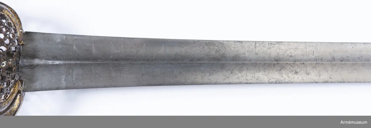Klingan är tveeggad med höga ryggar. Upptill är den ganska bred, men smalnar av rätt kraftigt mot spetsen. På bägge sidor är den upptill prydd med etsade  ornament samt på yttre sidan med en bild av Bernhard av Weimar inom medaljongram. Högre upp på samma sida finns inskriften "ME FECIT SOLINGEN 1652" inom rektangulär ram. På innersidan finns, utom ornamenten, Gustaf II Adolfs porträtt inom samma sorts ram som porträttet på yttersidan samt längre upp inskriften "...HENS  TESCH WIERSBERG" inom rektangulär ram. De tre första bokstäverna är utslipade. Omskrifterna kring bägge porträtten är till stor  del oläsliga. Klingan är daterad till 1652. 

Fästet är av förgyllt järn och från 1620-30. Knappen är åttkantig med svagt försänkta kanter och har närmast formen av ett uppifrån något tilltryckt klot. Nitknappen är hög, men av senare datum än resten av fästet. Halsen har upp och nedtill en skivliknande förstärkning. 
Kaveln är spolformig. Upp- och nedtill har den en omkring 6 mm bred krans av överspunnen järntråd, men i övrigt är den lindad med tre järntrådar av vilka en är grov och två är fina. Alla är hopsnodda av två parter. Den grova och en av de smala är snodda åt samma håll, men den andra smala åt det motsatta. Kaveln är av senare tillverkningsdatum än resten av fästet. Parerstången har fyrkantigt tvärsnitt, är vertikalt S-formigt och vidgas vid ändarna. Den främre änden är starkt svängd inåt, den bakre utåt.
Handbygeln har också fyrkantigt tvärsnitt  och en kant går som rygg på respektive ytter- och innersidan. På mitten är handbygeln rätt starkt utvidgad. Dess övre ände är utbildad till en sorts uppåtvänd knapp och vidrör, men är ej fäst vid fästets knapp. 
Från korset går både fram och bak en rätt stor fingerhake nedåt. Från fingerhakarnas ändar utgår på yttersidan en stor parerbygel som är ställd snett uppåt, så att dess övre kant står högre än korset. På innersidan är denna bygel flat, men på yttersidan har den en rygg och på mitten är den utvidgad.
Parerbygeln är  utfylld med en vacker, närmast nätaktigt genombruten kupig parerplåt. Från bygelns övre kant utgår litet framför mitten en på inre sidan flat, men på yttre sidan med rygg försedd spång, som går till handbygeln, vilken den träffar på mitten. Också på innersidan av fästet finns en med genombruten parerplåt utfylld bygel, vilken dock är mindre än den på yttersidan och vars övre kant står åtskilligt lägre än korset. 
Från överkanten utgår en bit på vardera sidan om mitten en spång, vilkas spänger uppåt förenar sig till en tumbygel, vilken går i båge till korset. Klingan, som saknar ansats, har inte urspungligen hört samman med fästet. Fästet är minst 20 år äldre än klingan.