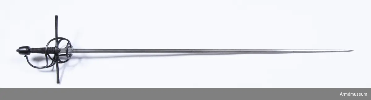 Den smala, tveeggade klingan har flata åsar. Längst upp har den en cirka 5 cm lång ansats, som har rektangulärt tvärsnitt. Ansatsen har på var sida längs långkanterna en ingraverad rand, och på var sida är en halvmåne inslagen. Stämpeln är en tysk efterbildning av Toledosmeden Juan de Lunas stämpel.

Fästet är av svärtat järn. Knappen har cirkelrunt tvärsnitt och  avsmalnar något uppåt. Översidan är svagt och undersidan är starkt avrundad. Nitknappen är närmast cylindrisk och skiljs nedtill genom en instrypning från den lilla avrundade foten. Halsen är kort, har cirkelrunt tvärsnitt och skiljs genom en instrypning från knappen. Träkaveln avsmalnar något uppåt. Dess eggsidor är flata, men flatsidorna är svagt kullriga. Upp- och nedtill finns en smal krans av snodd järntråd. Kavellindningen består av en ganska smal höger- och en liknande vänstersnodd järntråd, men ursprungligen har det tydligen funnits flera trådar.
Parerstången är rak och har cirkelrunt tvärsnitt. Den vidgas rätt mycket mot de svagt avrundade ändarna. Från korsets undersida går på var flatsida en kort trekantig flik nedåt. Från korset vid var och en av klingans eggsidor går en stor fingerhake nedåt. Fingerhakarnas nedre ändar förenas på yttersidan genom en horisontal "åsnehovsbygel" och från samma ändar utgår också en stor, snedställd parerbygel, vars översida står något över parerstången. Från mitten på sistnämda bygel går en spång till handbygeln, med vilka den förenas något nedanför bygelns mitt. På innersidan går en nedtill trekluven gaffelspång från fingerhakarnas nedre ändar till handbygeln, vilken den träffar något nedanför bygelns mitt. Alla byglar och spänger har cirkelrunt tvärsnitt.