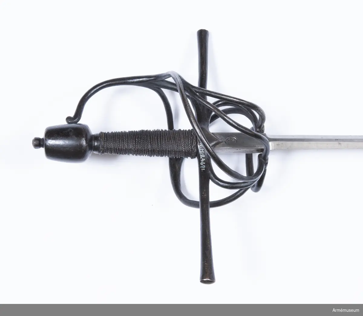 Den smala, tveeggade klingan har flata åsar. Längst upp har den en cirka 5 cm lång ansats, som har rektangulärt tvärsnitt. Ansatsen har på var sida längs långkanterna en ingraverad rand, och på var sida är en halvmåne inslagen. Stämpeln är en tysk efterbildning av Toledosmeden Juan de Lunas stämpel.

Fästet är av svärtat järn. Knappen har cirkelrunt tvärsnitt och  avsmalnar något uppåt. Översidan är svagt och undersidan är starkt avrundad. Nitknappen är närmast cylindrisk och skiljs nedtill genom en instrypning från den lilla avrundade foten. Halsen är kort, har cirkelrunt tvärsnitt och skiljs genom en instrypning från knappen. Träkaveln avsmalnar något uppåt. Dess eggsidor är flata, men flatsidorna är svagt kullriga. Upp- och nedtill finns en smal krans av snodd järntråd. Kavellindningen består av en ganska smal höger- och en liknande vänstersnodd järntråd, men ursprungligen har det tydligen funnits flera trådar.
Parerstången är rak och har cirkelrunt tvärsnitt. Den vidgas rätt mycket mot de svagt avrundade ändarna. Från korsets undersida går på var flatsida en kort trekantig flik nedåt. Från korset vid var och en av klingans eggsidor går en stor fingerhake nedåt. Fingerhakarnas nedre ändar förenas på yttersidan genom en horisontal "åsnehovsbygel" och från samma ändar utgår också en stor, snedställd parerbygel, vars översida står något över parerstången. Från mitten på sistnämda bygel går en spång till handbygeln, med vilka den förenas något nedanför bygelns mitt. På innersidan går en nedtill trekluven gaffelspång från fingerhakarnas nedre ändar till handbygeln, vilken den träffar något nedanför bygelns mitt. Alla byglar och spänger har cirkelrunt tvärsnitt.