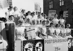 Postflickorna gör reklam från ett lastbilsflak i Göteborg i samband
med Postsparbankens 75-årsjubileum, september 1959.