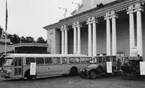 Utanför konserthallen, där Sveriges Filatelistförening i Göteborg
hade utställning, sågs denna postdiligenskavalkad. Fr.h. en
hästdiligens, en postbuss från 1924 och en dagsfärsk m/1960.