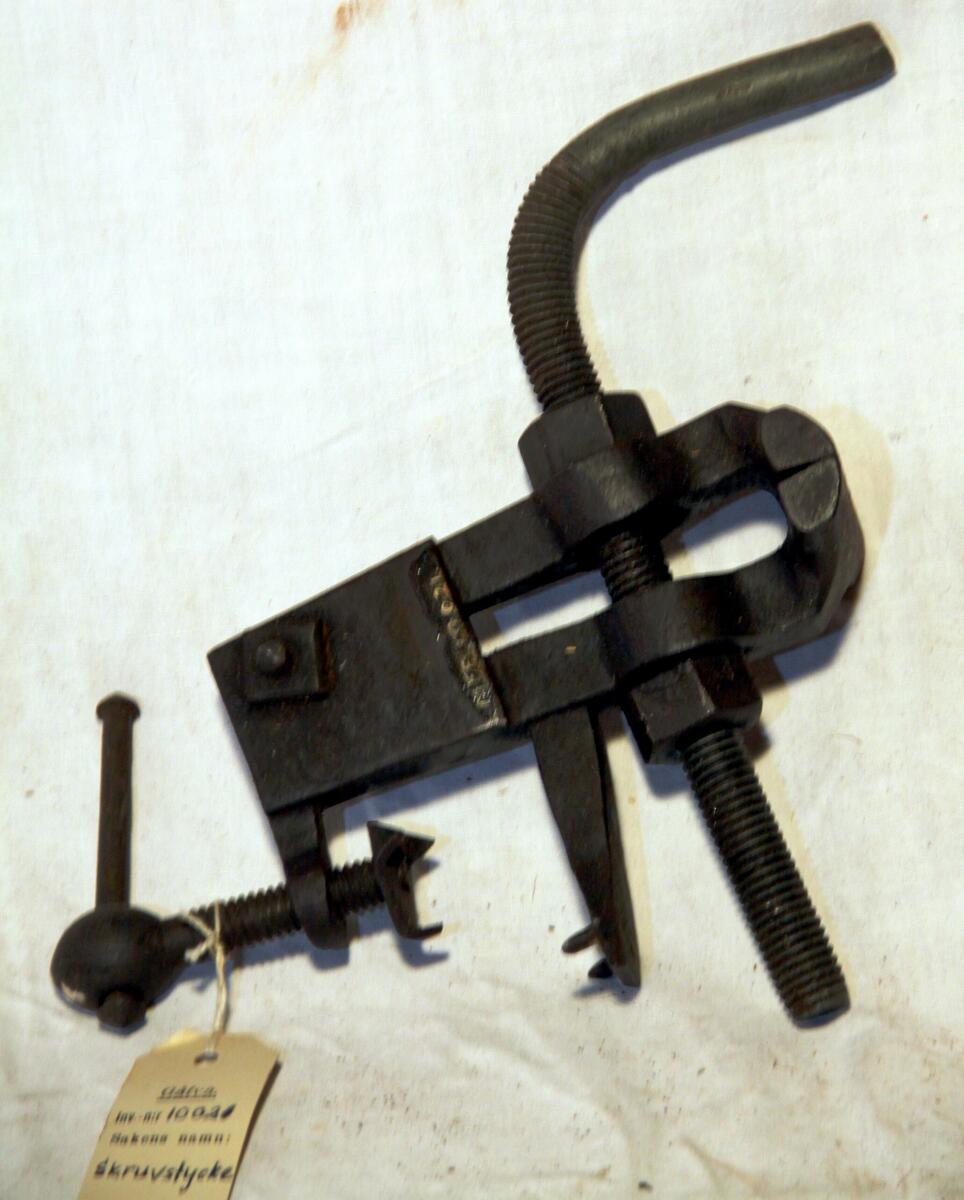 "Skruvstycke." Gåva av: "Okänd." (liggaren)

"Skruvstycke" (inv.prot.)