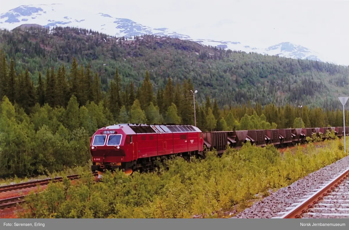 Diesellokomotiv Di 6 nr. 666 med malmtog ved Ørtfjell stasjon