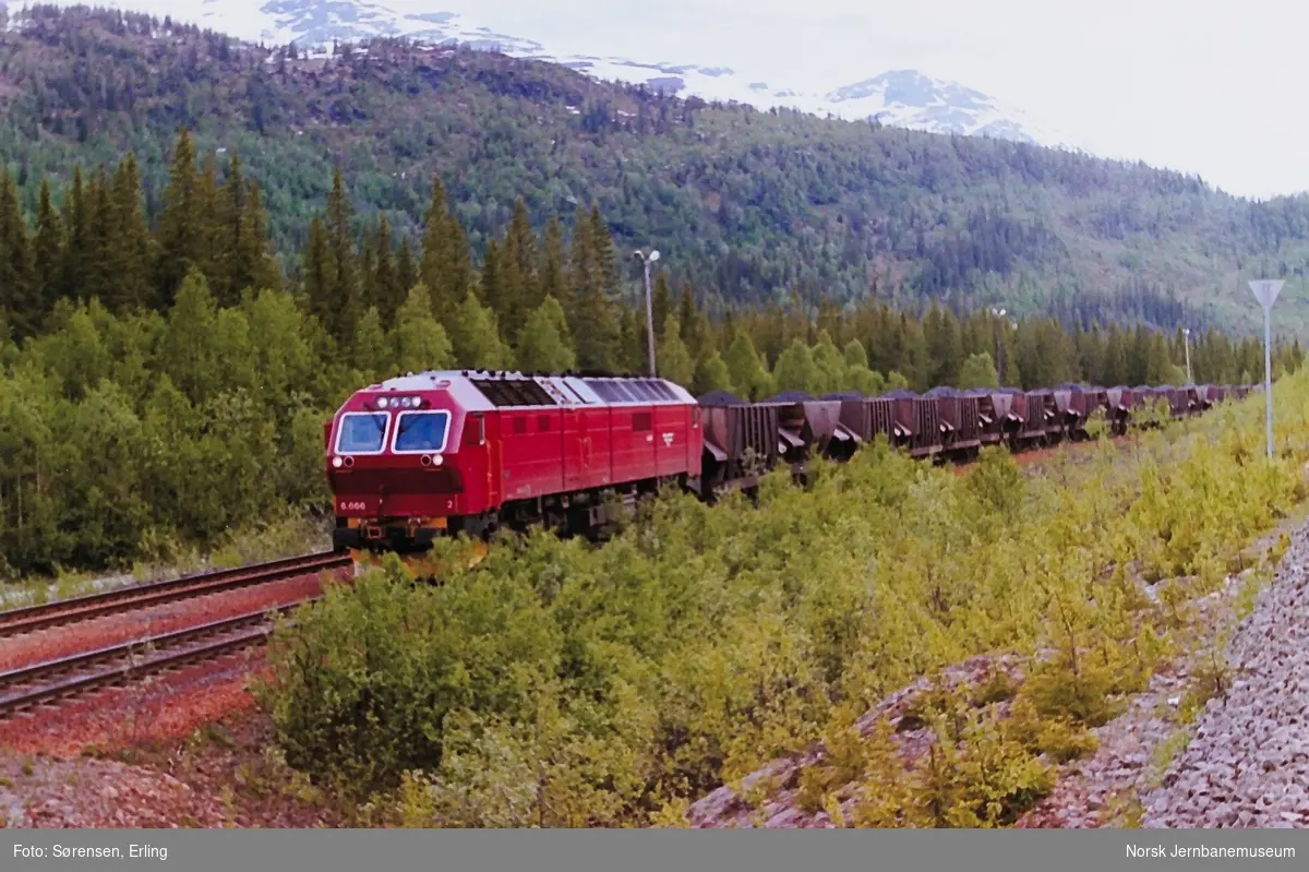 Diesellokomotiv Di 6 nr. 666 med malmtog ved Ørtfjell stasjon