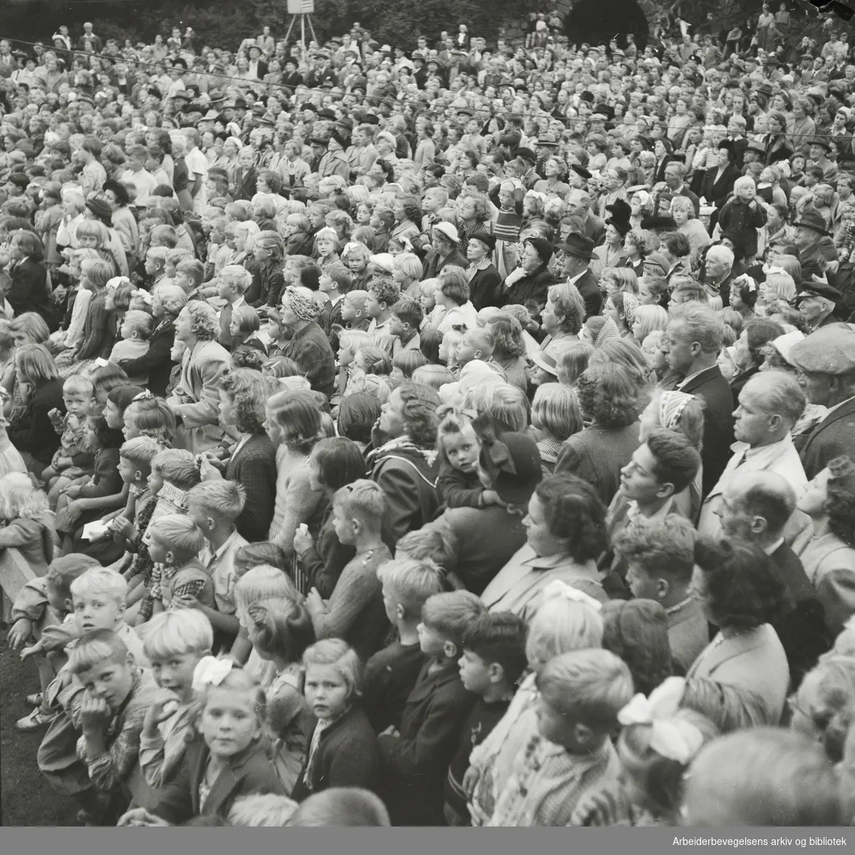 Oslo kommunes parkkvelder. Forestillingen "Hele familien i Kampen park". 20. August 1951.