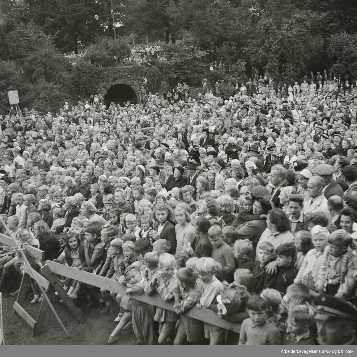 Oslo kommunes parkkvelder. Forestillingen "Hele familien i Kampen park". 20. August 1951.