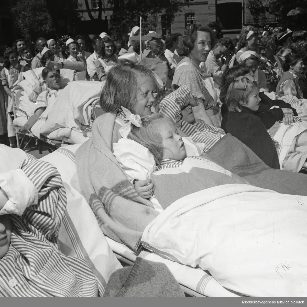 Oslo kommunes parkkvelder. Forestillingen "Kongens hjerte" spilles for pasientene på Ullevål sykehus. Juni 1949.