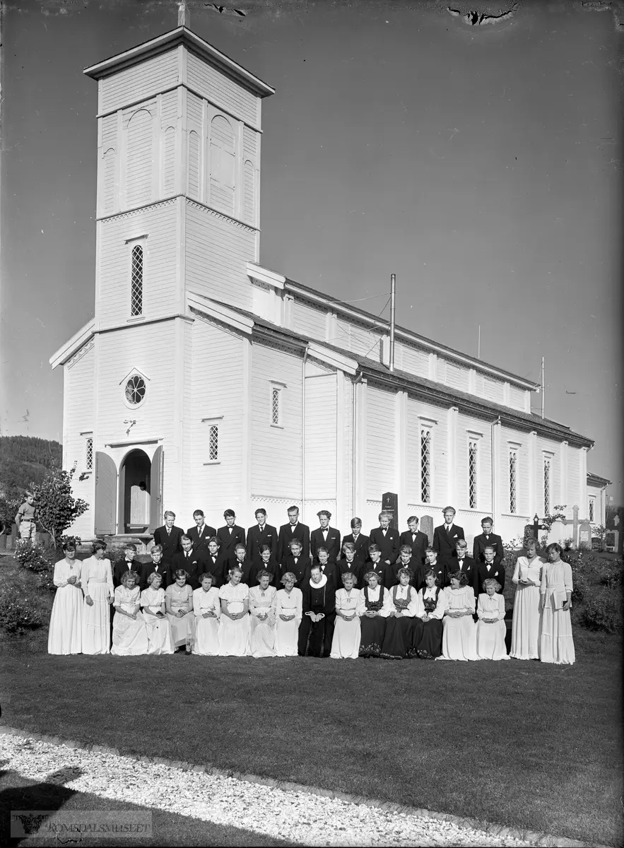 "Eidsvåg konfirmanter i 1953".Konfirmantar i Nesset kyrkje 1953 med sokneprest Johan Åkesson.