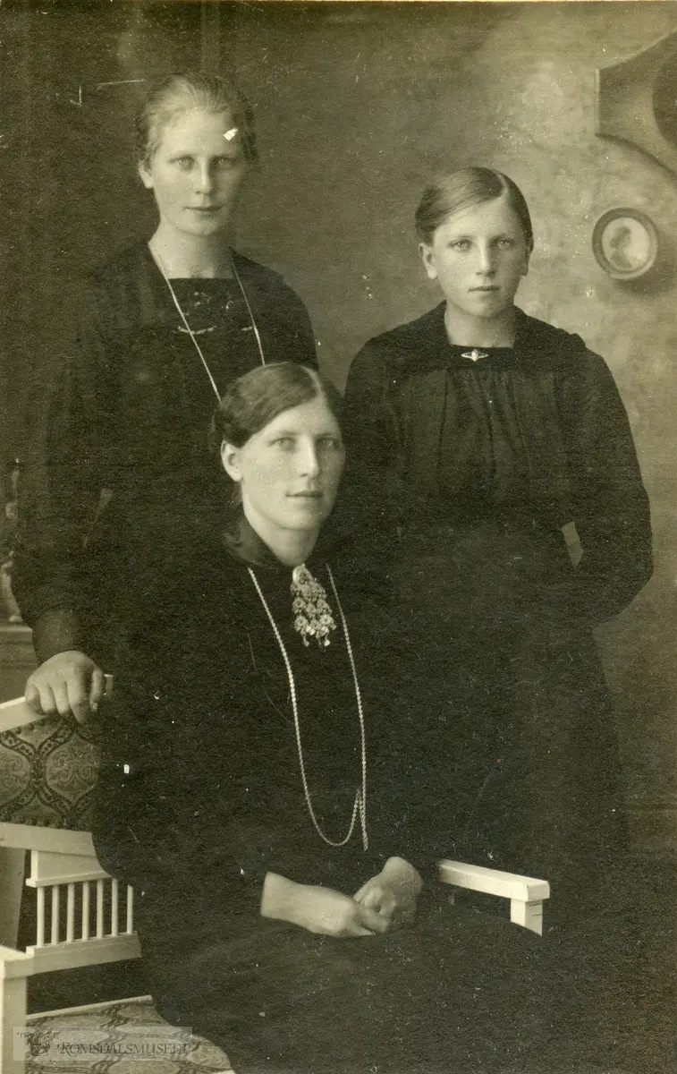 Emma Løkhaug med sine to søstre. Emma ble gift med Hans S. Farstad fra Dalehaug på Farstad. "Billede er tatt i 1920. Dei fulgte med motorskøyta til Kristiansund og handlet til Jenny's konfirmasjon"