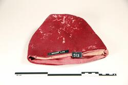 Grekerlue,  av rødt klede