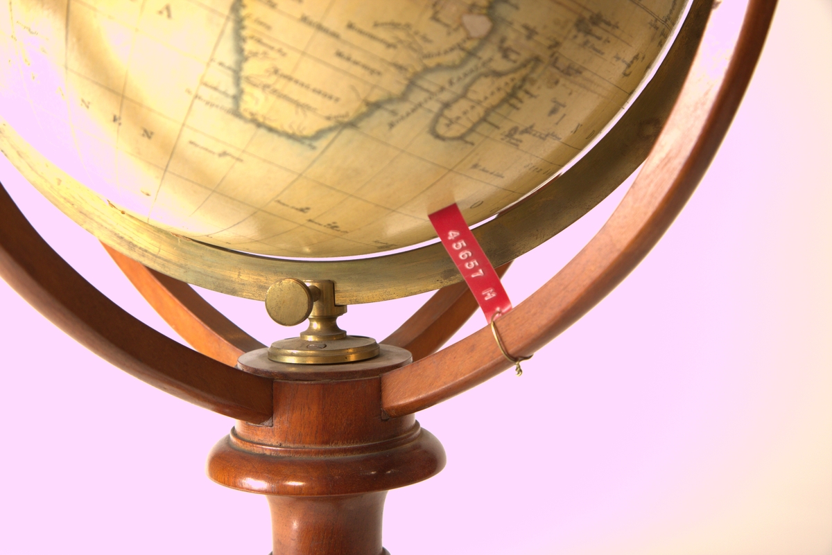 Gjenstanden er i hovedsakelig lik MMH 656. Globusens farger er lysegult og lyseblått.