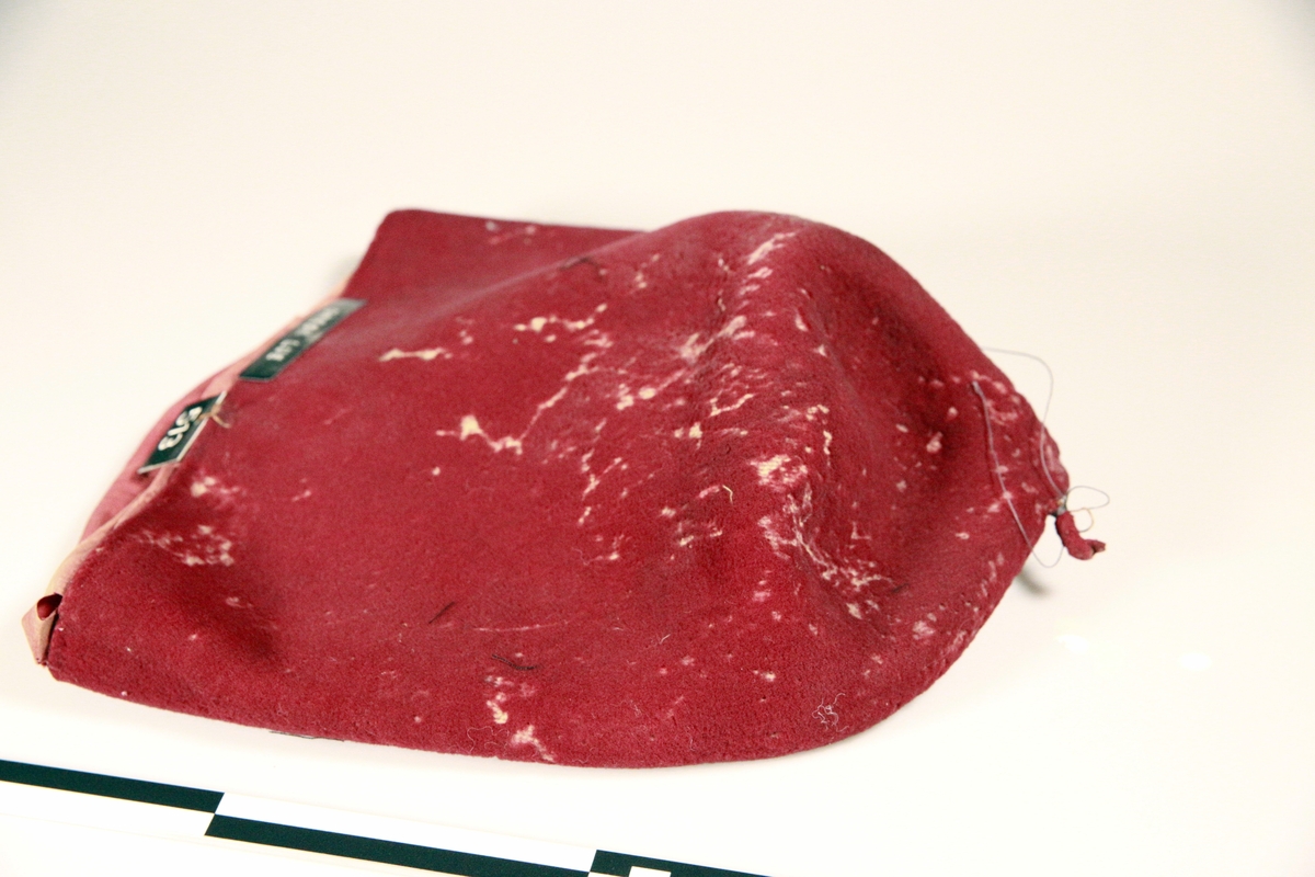 Grekerlue,  av rødt klede