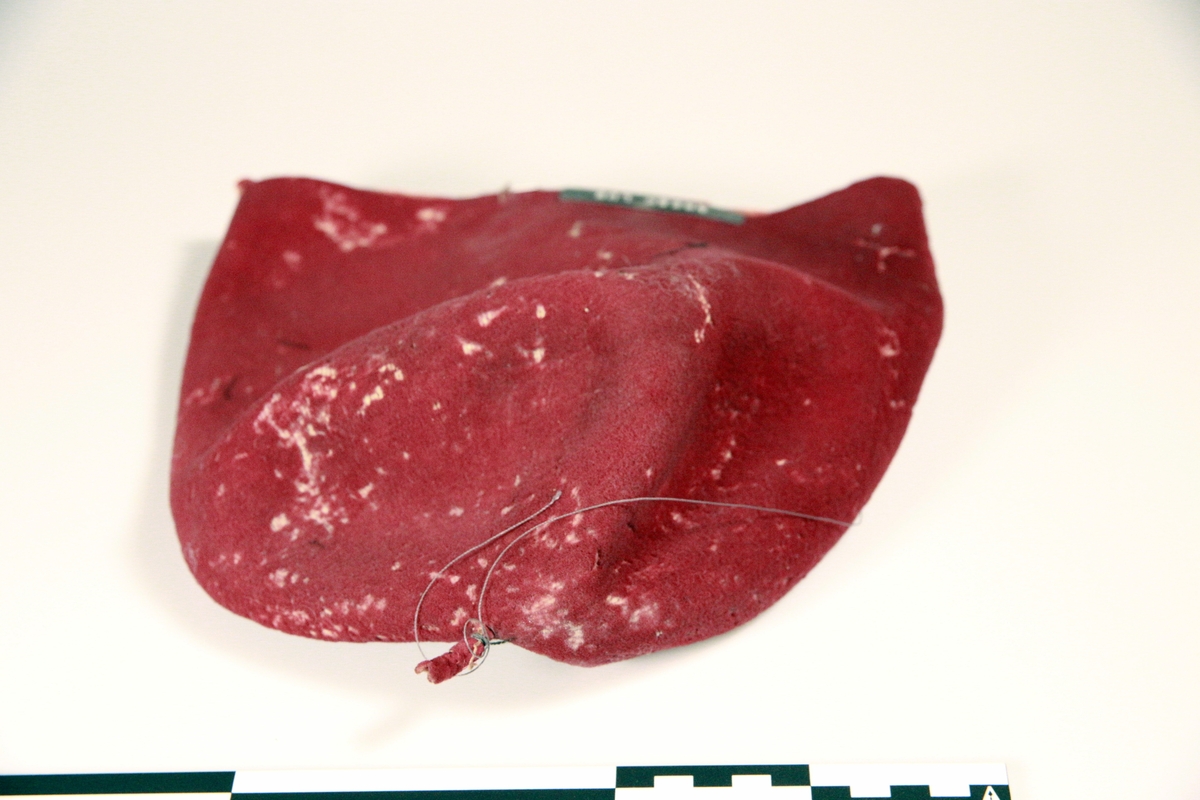 Grekerlue,  av rødt klede