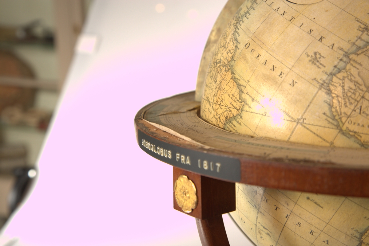 Gjenstanden er i hovedsakelig lik MMH 656. Globusens farger er lysegult og lyseblått.