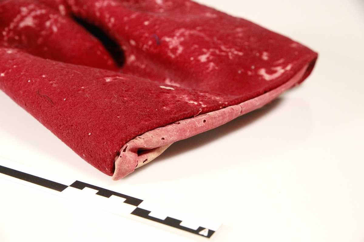 Grekerlue,  av rødt klede