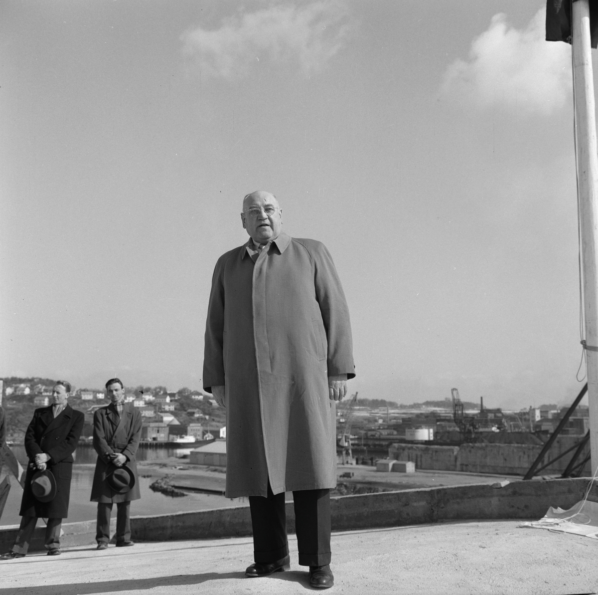 Ordfører John Aae heiser flagget på Pir II