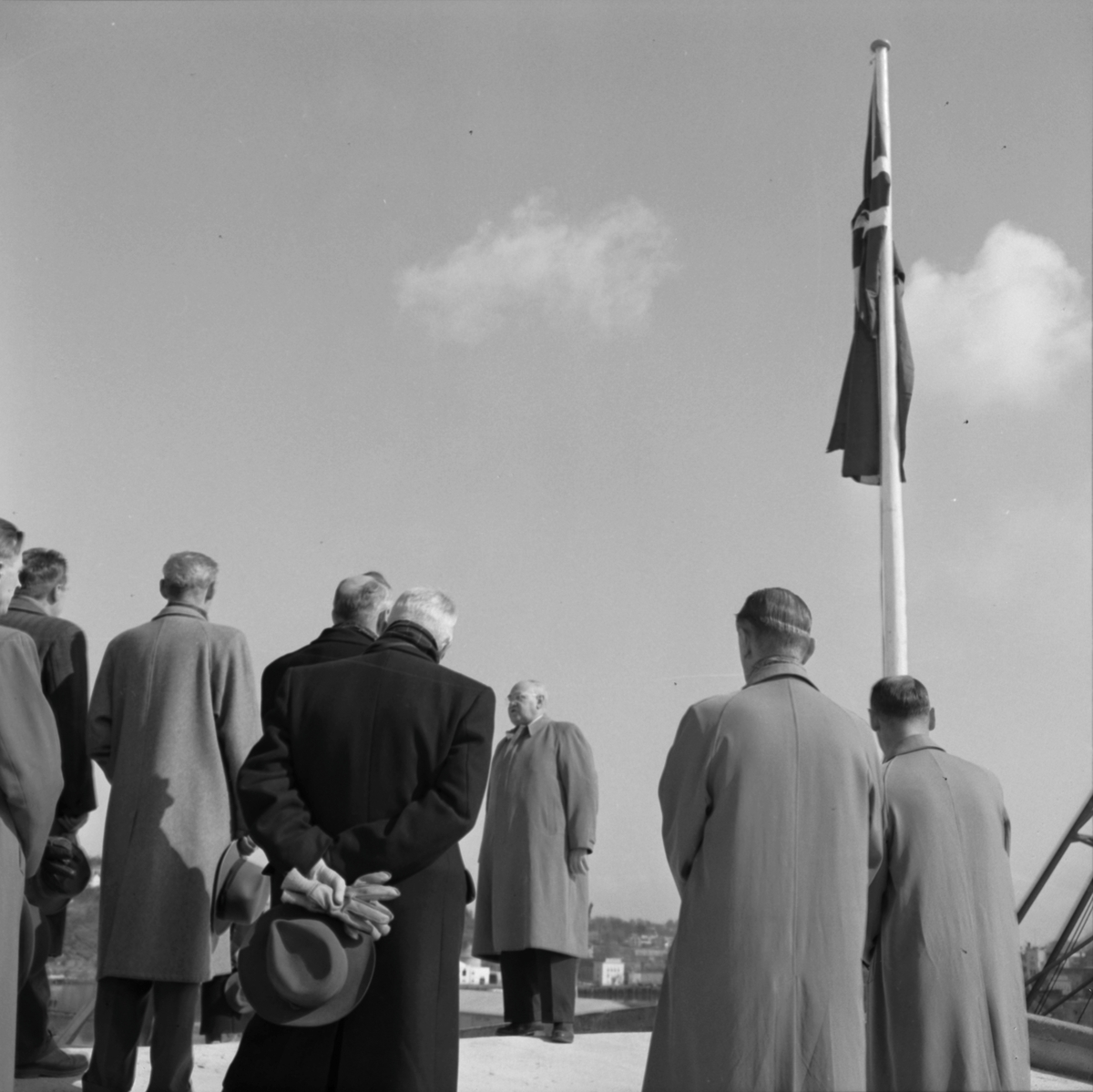 Ordfører John Aae heiser flagget på Pir II