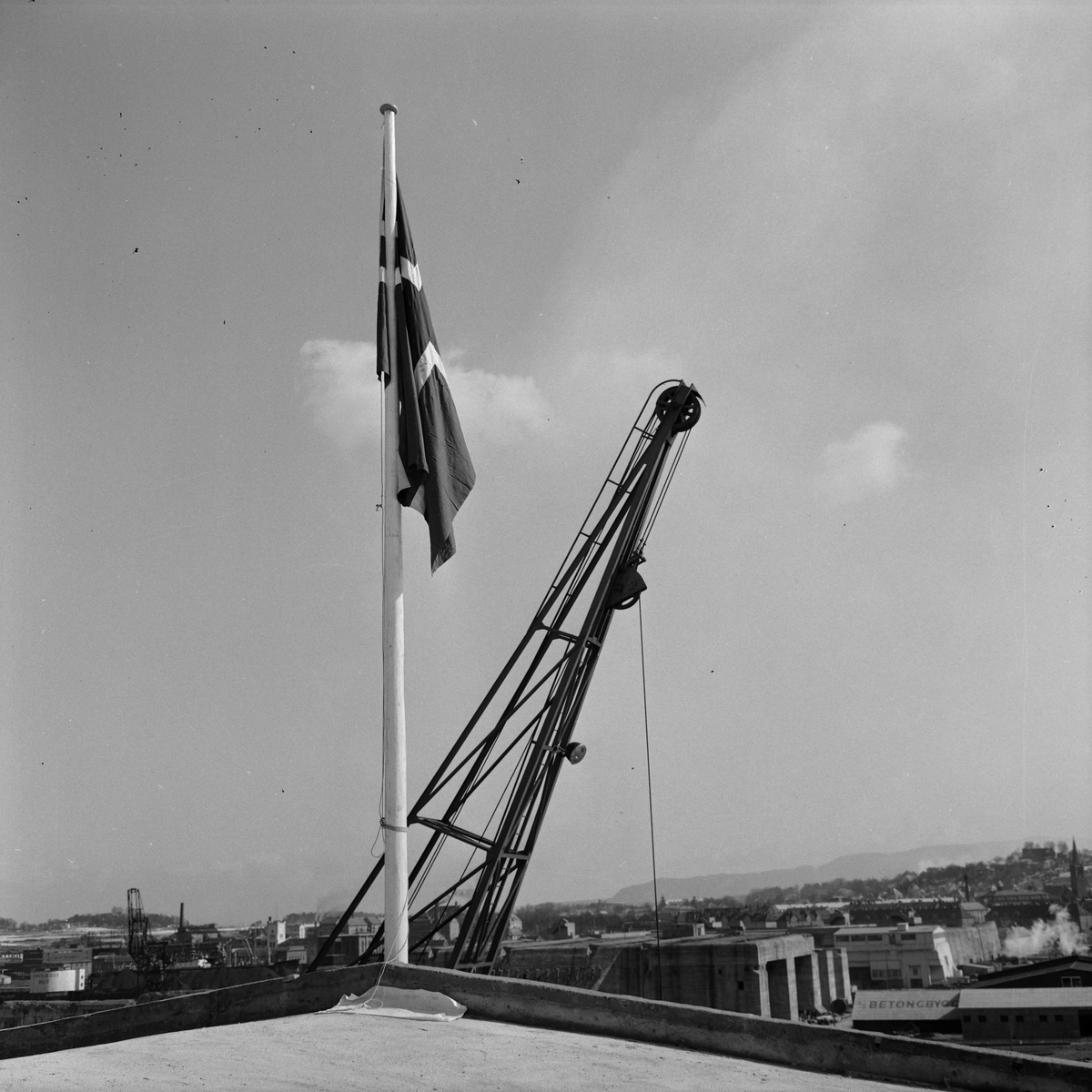 Ordfører John Aae heiser flagget på Pir II