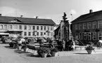 Stora torget med brunnen, mot Wera-magasinet.